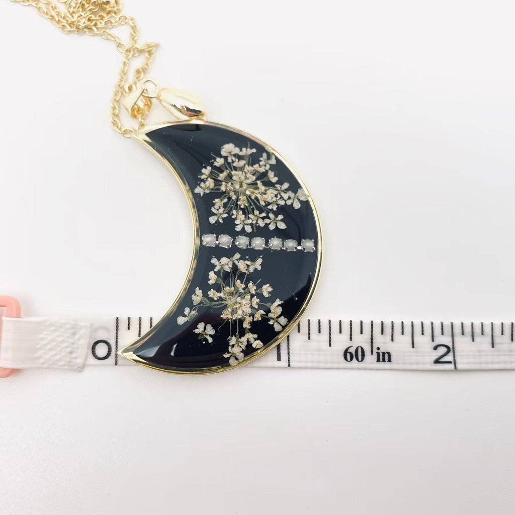 Black Moon Queen Anne's Lace Dried Flowers Necklace
