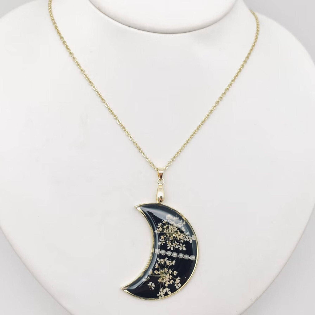 Black Moon Queen Anne's Lace Dried Flowers Necklace